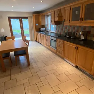 Cosy 4 Bedroom House With Rear Garden Patio Galway